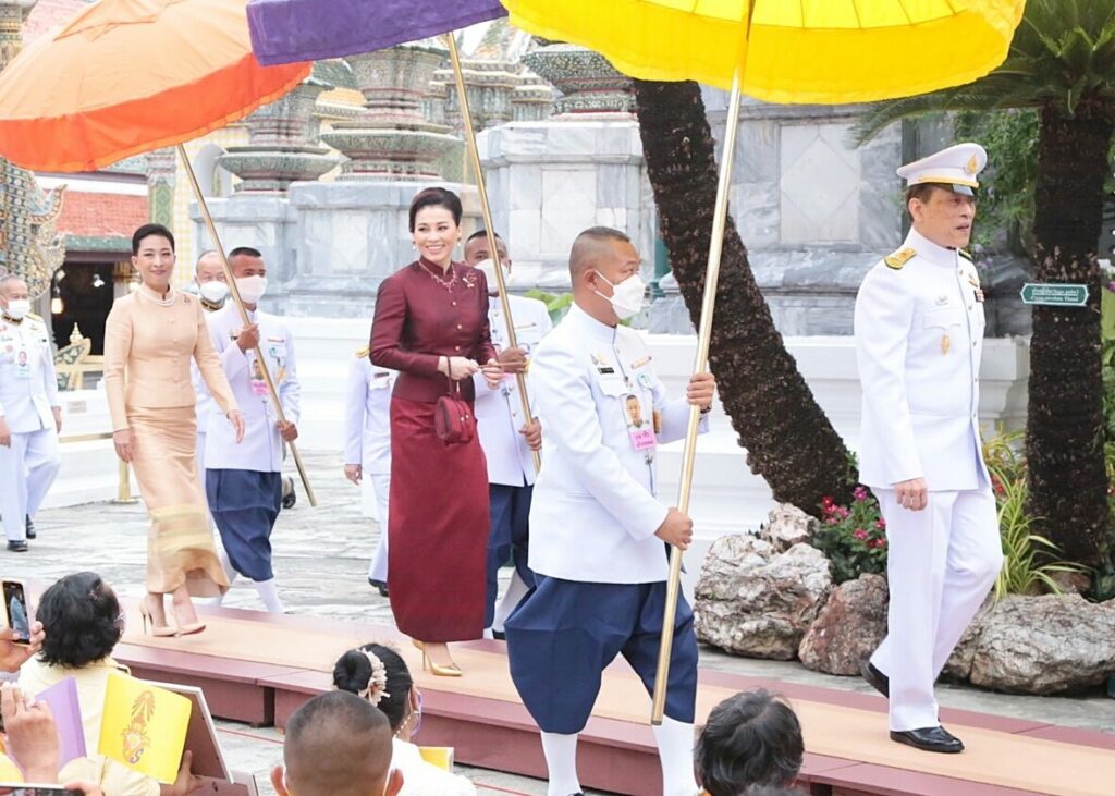 Shi_147's tweet photo. 🙏👑💛💜🧡15พค.65 เวลา​ 18.05​น.​ ในหลวง​และ​พระราชินี​ เสด็จ​ฯพร้อมด้วย​ทูล​กระหม่อม​ภา​ฯ​ ไปในการ​พระราชพิธี​ทรง​บำเพ็ญ​พระราช​กุศล​วิสาขบูชา​ พุทธศักราช​ 2565​ ณ​ พระอุโบสถ​วัด​พระศร��​รัตน​ศาสดา​ราม​ ในพระบรม​มหาราช​วัง
#เรารักสถาบันพระมหากษัตริย์ https://t.co/7nxhgt8EKF
