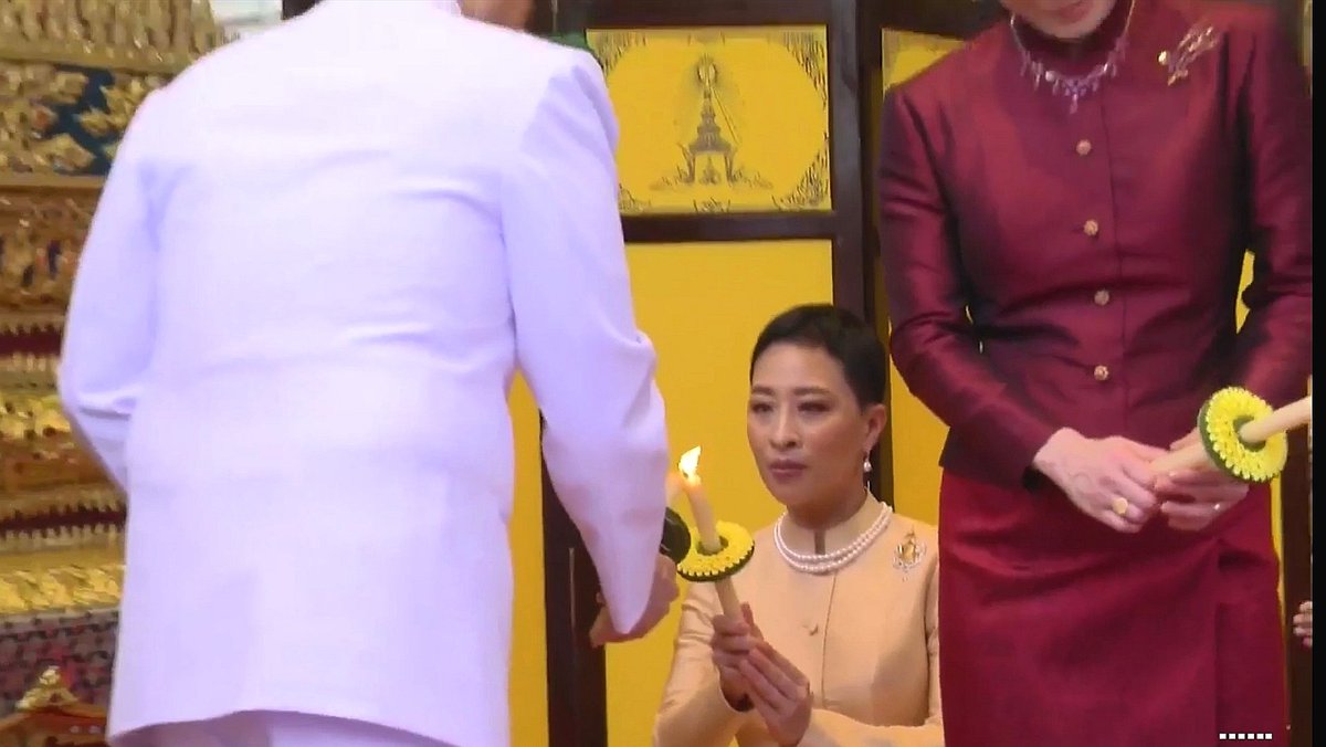 Shi_147's tweet photo. 🙏👑💛💜🧡15พค.65 เวลา​ 18.05​น.​ ในหลวง​และ​พระราชินี​ เสด็จ​ฯพร้อมด้วย​ทูล​กระหม่อม​ภา​ฯ​ ไปในการ​พระราชพิธี​ทรง​บำเพ็ญ​พระราช​กุศล​วิสาขบูชา​ พุทธศักราช​ 2565​ ณ​ พระอุโบสถ​วัด​พระศร��​รัตน​ศาสดา​ราม​ ในพระบรม​มหาราช​วัง
#เรารักสถาบันพระมหากษัตริย์ https://t.co/7nxhgt8EKF