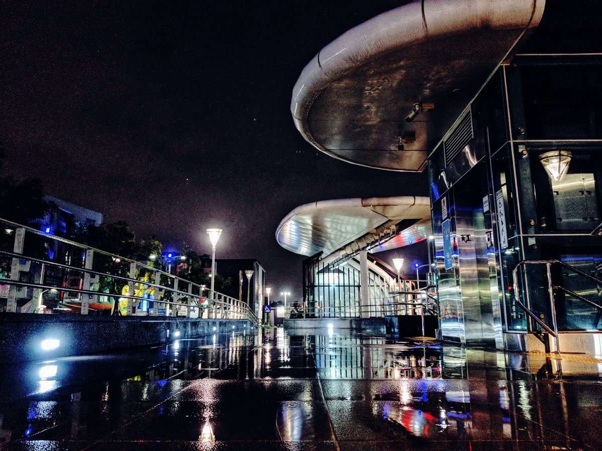 JerWeio's tweet photo. 雨中是倒影的樂園
#rainynight #台鐵車站 #正義車站
#streetphotography #街頭攝影
#galaxys8 #高雄街景
#sptcollective https://t.co/1mmdZI5SYW