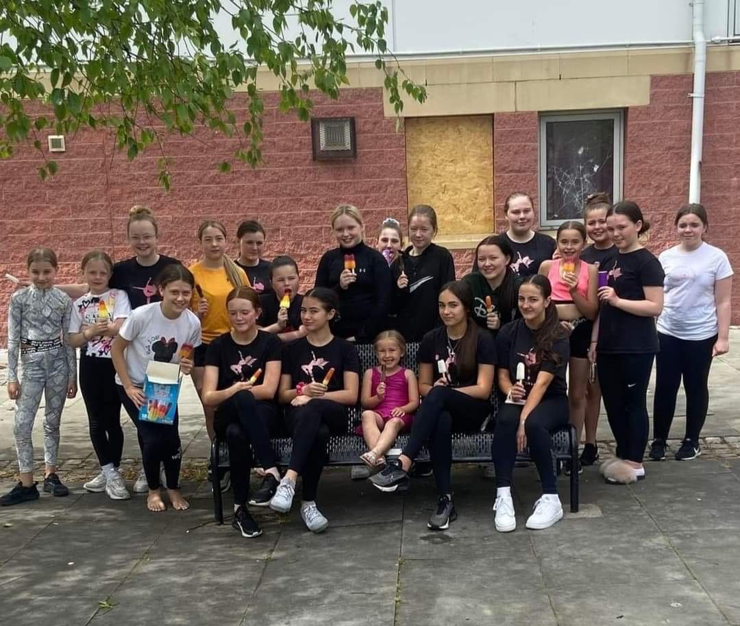 centre_right_'s tweet photo. 👯‍♀️Johnson Academy School of Dance 

Are doing a great thing today, walking from Redcar to Saltburn, raising funds towards their euro Disney dance trip next year 👏

They bumped into Tony Mowbray en-route ⚽️ 😀 https://t.co/bVUyYOlCC5
