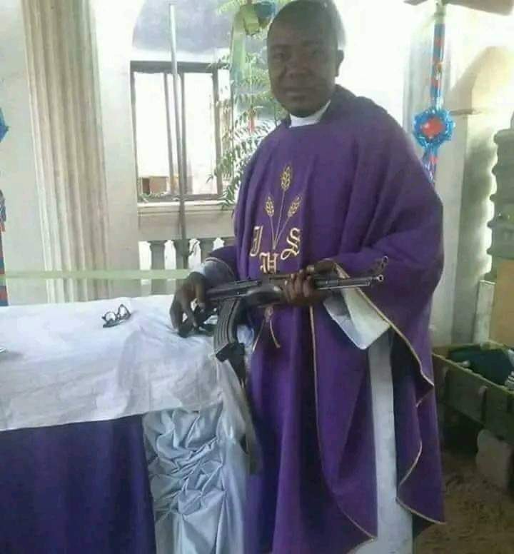 Biafrandream's tweet photo. JUST IN.....

Today I came to church with this to defend myself against Sokoto state Islamists fanatics youths 

~Rev Father
#EndNigeriaNow #FreeMaziNnamdiKanuNow https://t.co/eDStqSEFCR