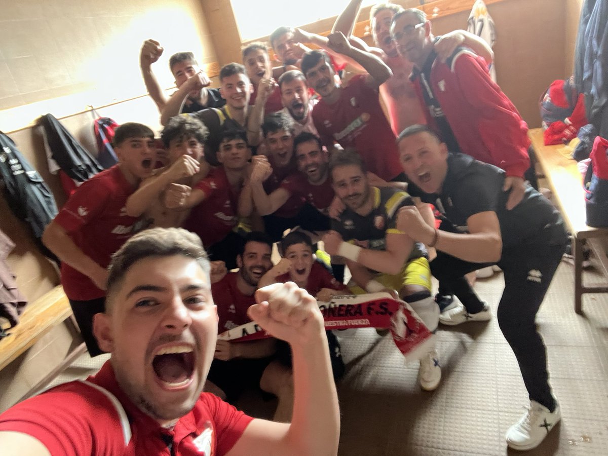 ADMadroneraFS's tweet photo. Finaaaaaal del partido en el Masero, se tenia que remontar y se remontó, muchas gracias a toda la afición que fue a animar al equipo, sin vosotros no hubiese sido posible.
@ADMadroneraFS 4-0 #elbatanfs
🔴⚪️🔴 @Juanito_gc9 
🔴 #kiko https://t.co/MlWhhX1skQ