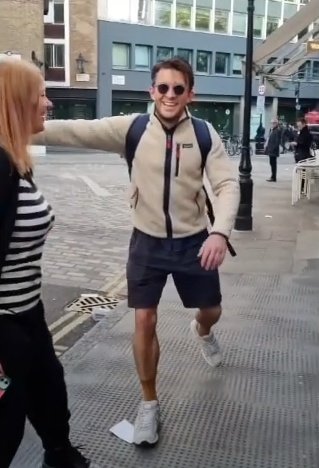 lovebridgerton's tweet photo. meu deus a fã viu o jonathan do outro lado da rua e só acenou pra não incomodar mas ele atravessou pra abraçar e falar com ela 😭 https://t.co/GYo2uY5U0K