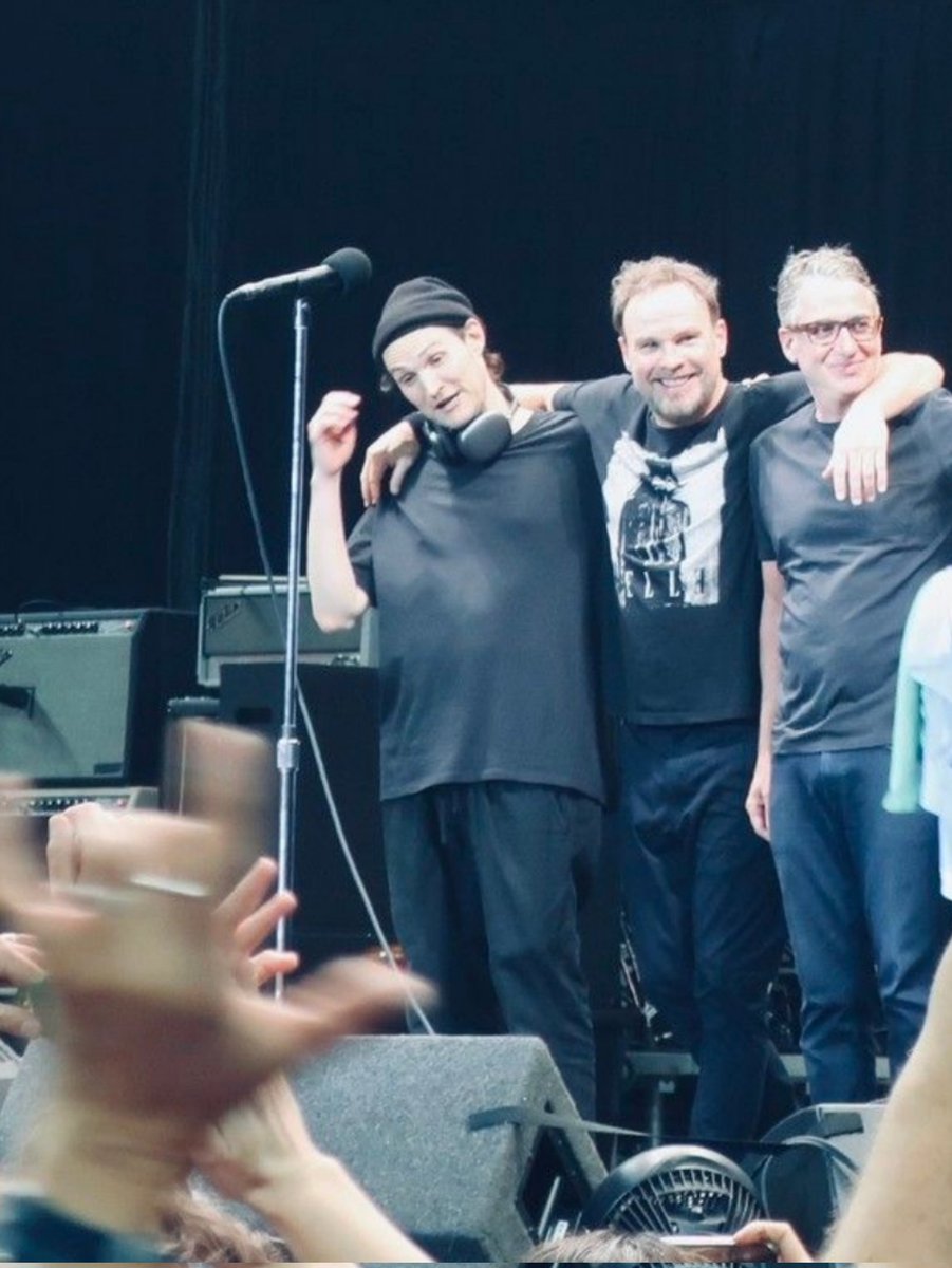 JKlinghoffermx's tweet photo. Esa felicidad al terminar el show ❤️🎶
Estamos muy orgullosos de Josh con #pearljam 🤗
Oakland California
Mayo 13, 2022
📷 @ andyrlai
#pluralone #thealive #joshklinghoffer #jeffament #stonegossard #richardstuverud #eddievedder #kaineukermans #boomgaspar #mikemccready https://t.co/gsYGKsML12