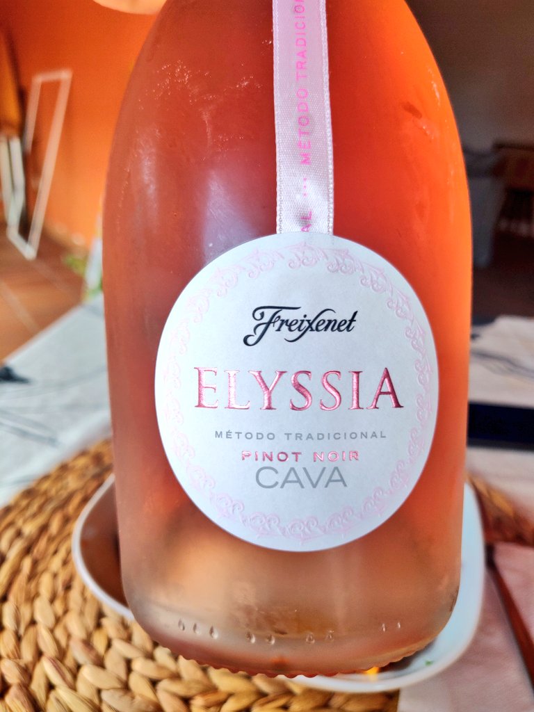 WineGastroWorld's tweet photo. Seguimos descubriendo los #cavas de  @freixenet.
Hoy hemos abierto Elyssia Pinot Noir. Goloso y fresco, es perfecto para estos días de verano y calor que vienen. 😉🍷.
#CavaLovers #cavaculture #cavatime #vino #wine #winelovers #culturadelcava #culturadelvino https://t.co/KBGf9cuP8x