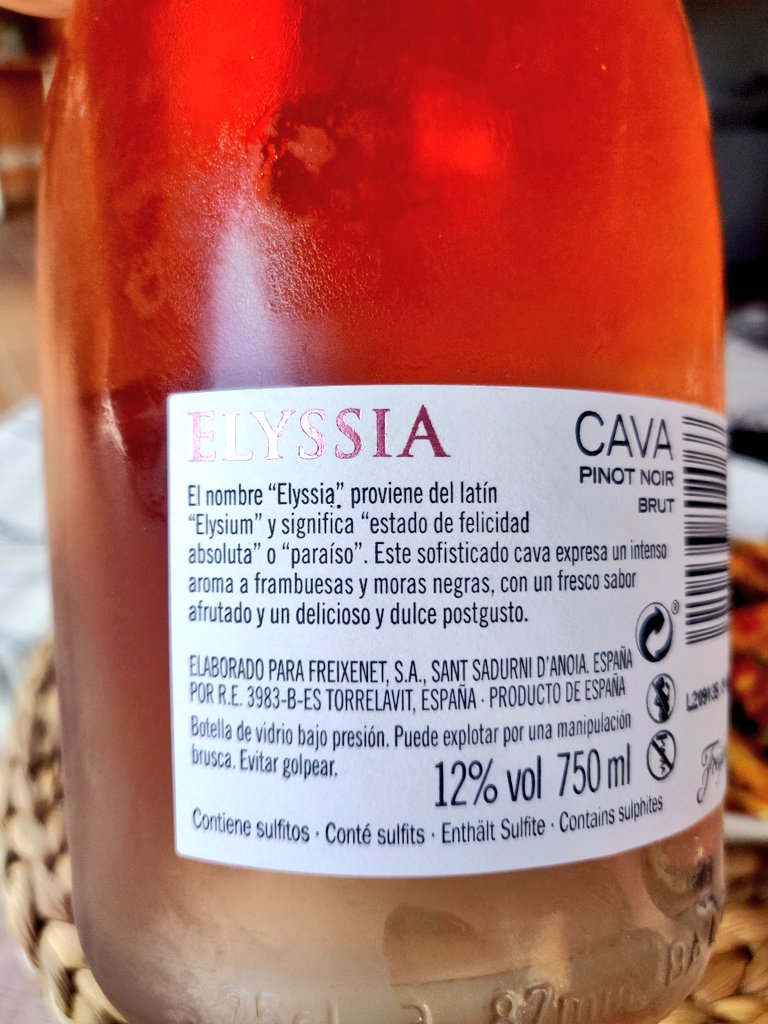 WineGastroWorld's tweet photo. Seguimos descubriendo los #cavas de  @freixenet.
Hoy hemos abierto Elyssia Pinot Noir. Goloso y fresco, es perfecto para estos días de verano y calor que vienen. 😉🍷.
#CavaLovers #cavaculture #cavatime #vino #wine #winelovers #culturadelcava #culturadelvino https://t.co/KBGf9cuP8x