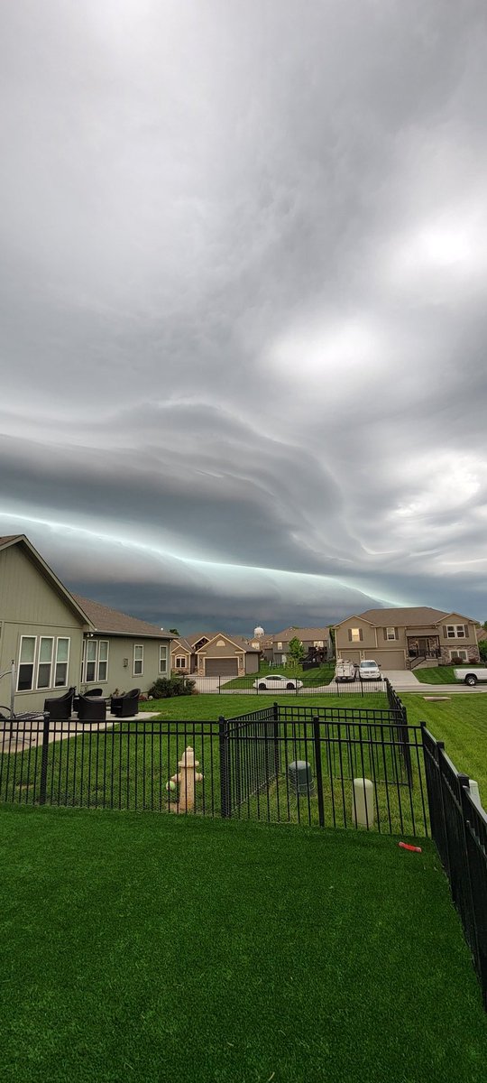 LeeLeonard75's tweet photo. @glezak the storm approaching Peculiar!! https://t.co/vPquS6TNyA