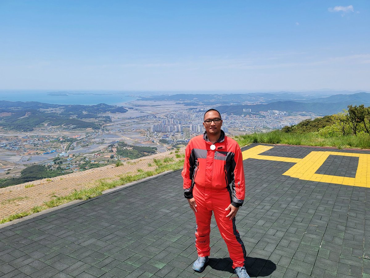 ChrisAstro's tweet photo. It was too windy to do paragliding today but the view at the top was amazing! π°π·ποΈβ±οΈ πͺ#SouthKorea #exploreROK #Korea #exploreKorea #travel #visitSouthKorea #DaecheonBeach #Daecheon #paragliding #ogmasan https://t.co/tTyhmJgRvv