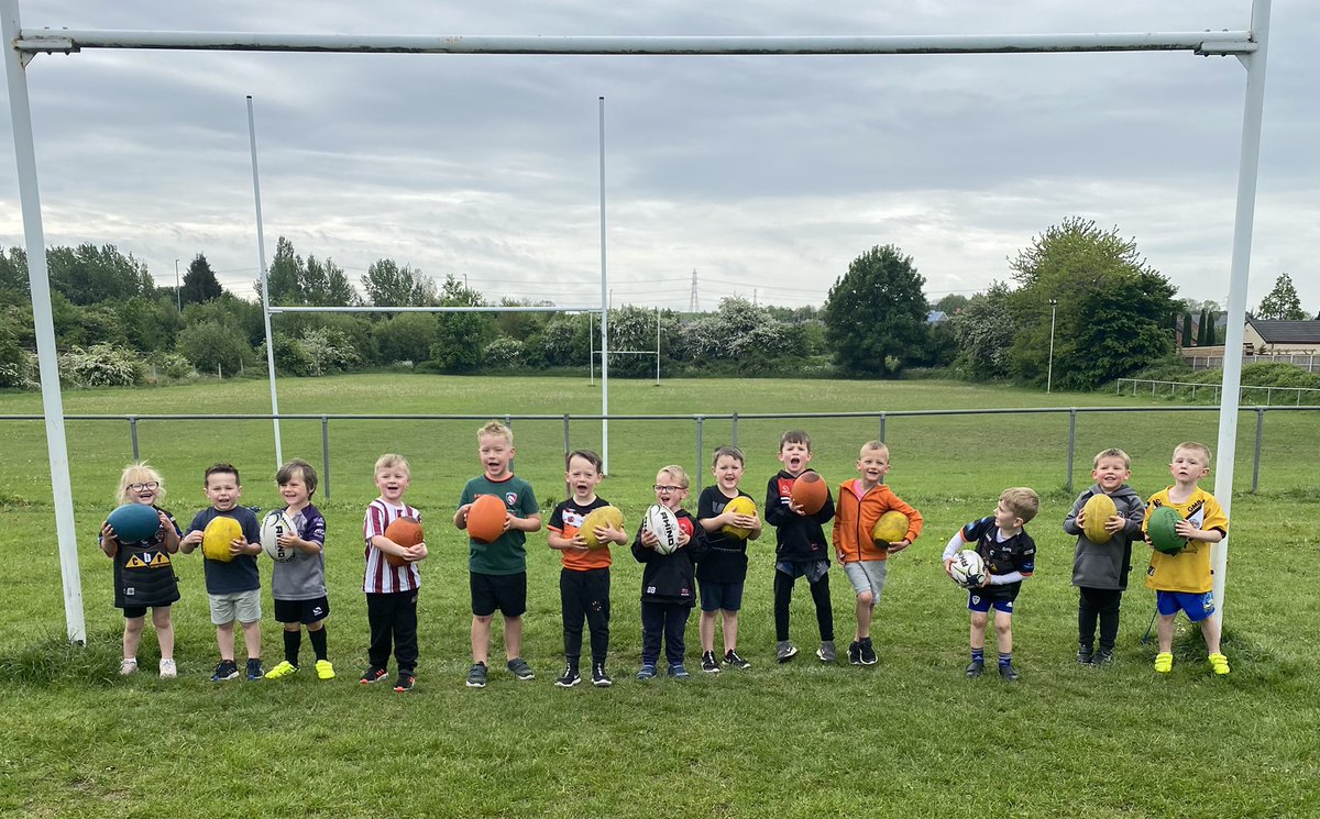 Great first session for our tots this morning. Kids smiling and making new friends for life. Welcome to the Cutsyke family ⚫️🔴🏉👍🏼😀
