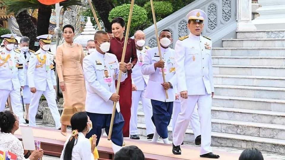 1st_Army_Area's tweet photo. เมื่อวันที่ 15 พฤษภาคม 2565 เวลา 18.05 น. พระบาทสมเด็จพระเจ้าอยู่หัว และสมเด็จพระนางเจ้าฯ พระบรมราชินี เสด็จพระราชดำเนินไป ในการพระราชพิธีทรงบำเพ็ญพระราชกุศลวิสาขบูชา พุทธศักราช 2565 ณ วัดพระศรีรัตนศาสดาราม ในพระบรมมหาราชวัง
#กองทัพภาคที่1 https://t.co/Fw4PPFaYZt