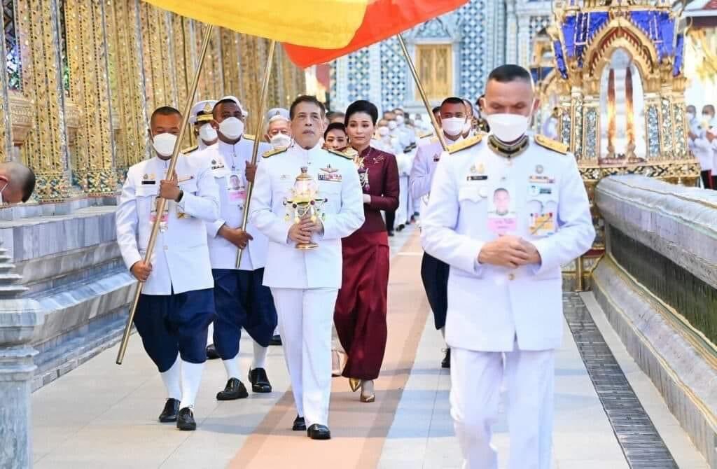 1st_Army_Area's tweet photo. เมื่อวันที่ 15 พฤษภาคม 2565 เวลา 18.05 น. พระบาทสมเด็จพระเจ้าอยู่หัว และสมเด็จพระนางเจ้าฯ พระบรมราชินี เสด็จพระราชดำเนินไป ในการพระราชพิธีทรงบำเพ็ญพระราชกุศลวิสาขบูชา พุทธศักราช 2565 ณ วัดพระศรีรัตนศาสดาราม ในพระบรมมหาราชวัง
#กองทัพภาคที่1 https://t.co/Fw4PPFaYZt