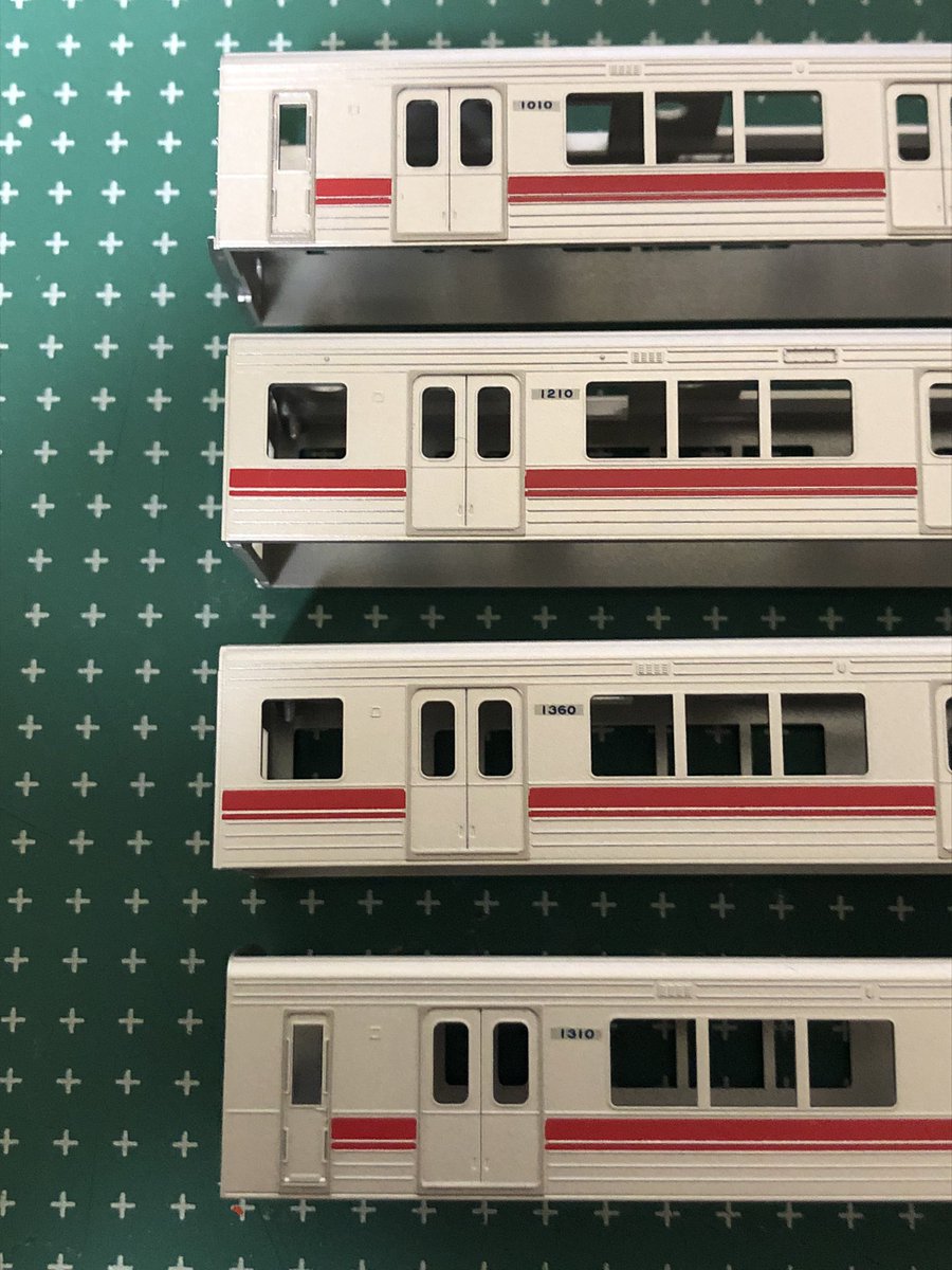 tkk103series's tweet photo. 9007Fに便乗して塩漬けになっていたＧＭ製東急1000N系1010F+1011Fの本格着手。車番インレタは9007F同様プレートは世田谷車輌センター　#sscmodel の銀マスクインレタ、車番はトレジャー製を使用。併せてデハ1310号車には棒状のIRアンテナが付く為、前面•妻面の手摺を除去して取付穴を開けました。 https://t.co/FcidKZjALw