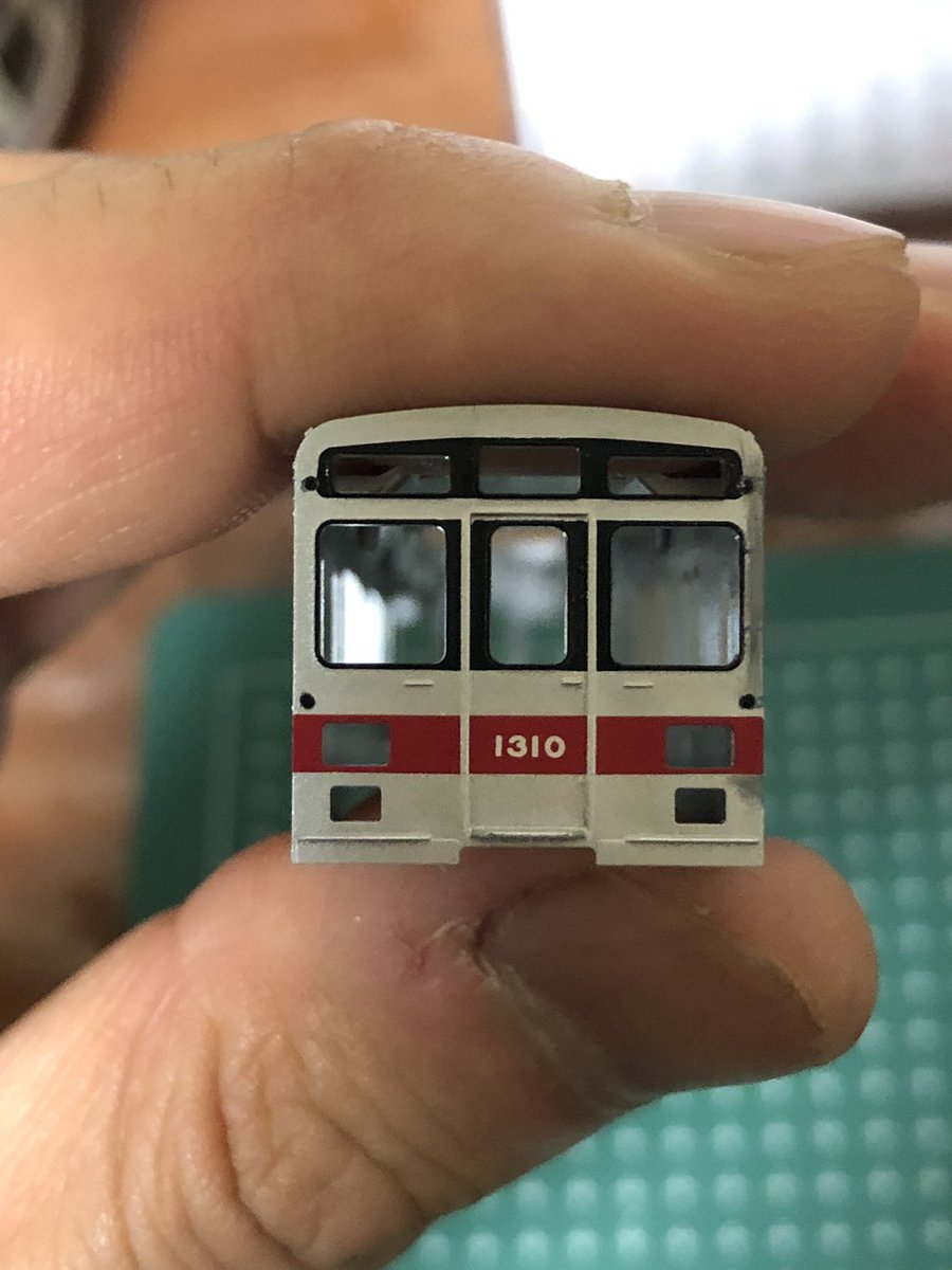 tkk103series's tweet photo. 9007Fに便乗して塩漬けになっていたＧＭ製東急1000N系1010F+1011Fの本格着手。車番インレタは9007F同様プレートは世田谷車輌センター　#sscmodel の銀マスクインレタ、車番はトレジャー製を使用。併せてデハ1310号車には棒状のIRアンテナが付く為、前面•妻面の手摺を除去して取付穴を開けました。 https://t.co/FcidKZjALw