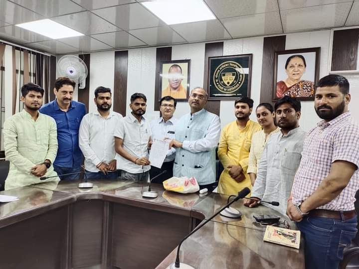 Prashan18099431's tweet photo. डॉ. भीमराव अंबेडकर विश्वविद्यालय की परीक्षा के पेपर लीक मामले में संलिप्त दोषियों के विरुद्ध उचित कार्यवाही करने हेतु आगरा में विद्यार्थी परिषद के कार्यकर्ताओं द्वारा विश्वविद्यालय के प्रभारी कुलपति को ज्ञापन दिया गया।
#ABVPWithStudents
#ABVPBraj https://t.co/MlIHm1CDwi https://t.co/tSJ8Jjii23