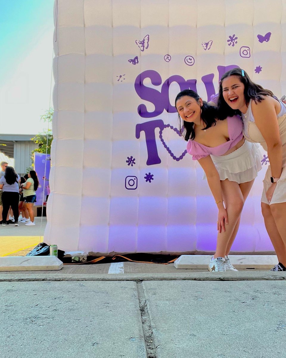 sevilla_styles8's tweet photo. sour tour irving with the best @MirandaRRod @oliviarodrigo 💜🥰 https://t.co/NgHWZhnHtE