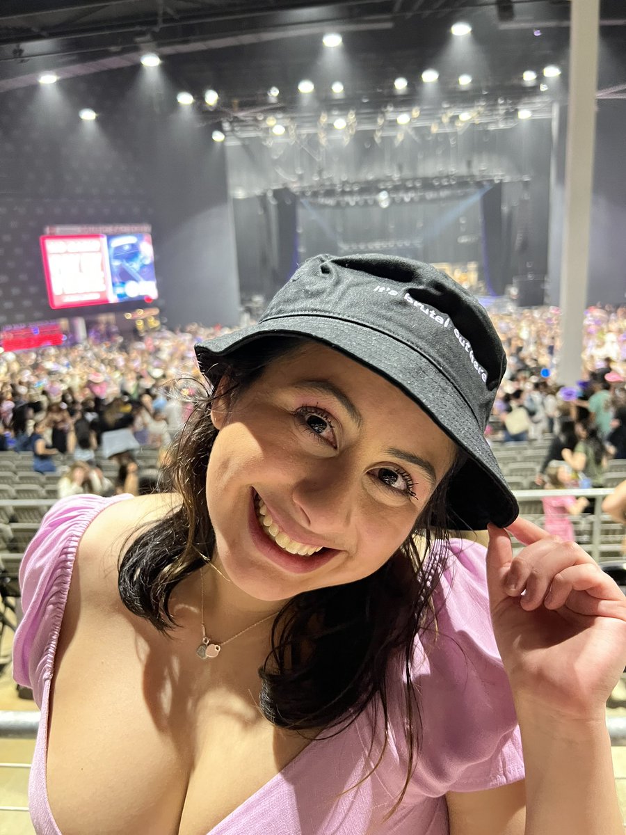 sevilla_styles8's tweet photo. sour tour irving with the best @MirandaRRod @oliviarodrigo 💜🥰 https://t.co/NgHWZhnHtE