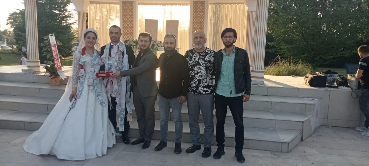 Büyük Birlik Partisi Düzce İl Başkanımız Sn. Onur ÇETİN ve beraberindeki İl Divan Kurulu Üyelerimiz; Mehmet Büyükaydın, Emre Erdem ve Emrah Polat Sivaslı gönüldaşımız Mesut-Sümeyye Çiftinin toyuna katıldılar. Kendilerine Kuran-ı Kerim ve Türk Bayrağı hediye ettiler.