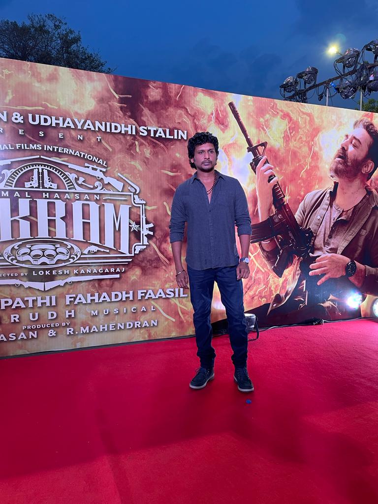 MirchiOffl's tweet photo. #STR &amp; @Dir_Lokesh at #Vikram Audio &amp; Trailer Launch

#VikramAudioLaunch https://t.co/Pw2OZzxfaA