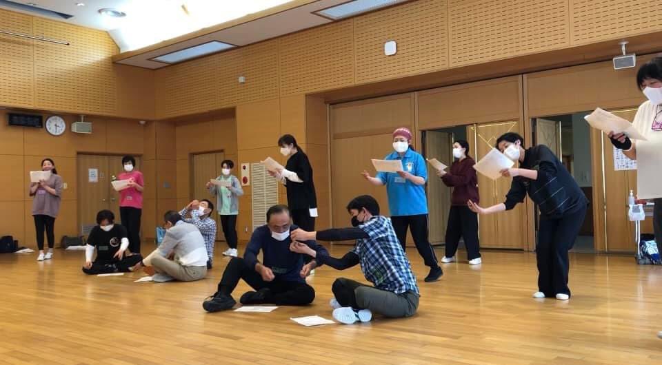 usa_simingeki's tweet photo. 市民劇の稽古でした。今日も2チームに別れて。楽しい稽古でした！ https://t.co/r94f9Heolr