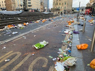 A shout out 👏 to our cleansing teams who had to tackle the litter left behind in Merchant City last night...please remember to bin your rubbish or take it home with you...it is not acceptable to leave it behind or damage infrastructure