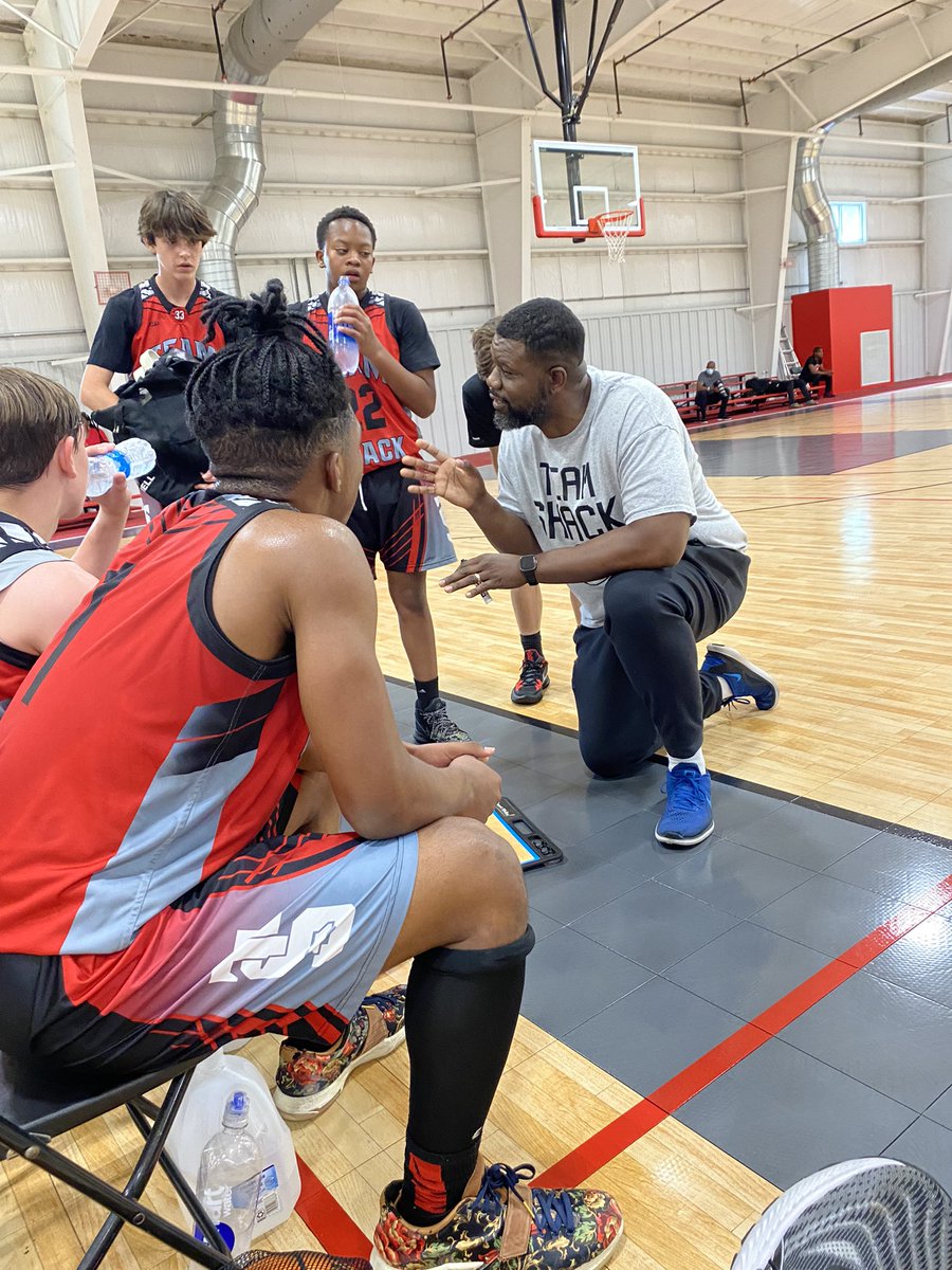 Coach_Rick57's tweet photo. The game need more coaches like Coach Corey Thompson. (Team Stack) Been so positive on the sidelines. Constantly telling players next play. Coaching kid up and being a great role model for his young team.
#UnderratedShowcase https://t.co/Kwg96wkKr0