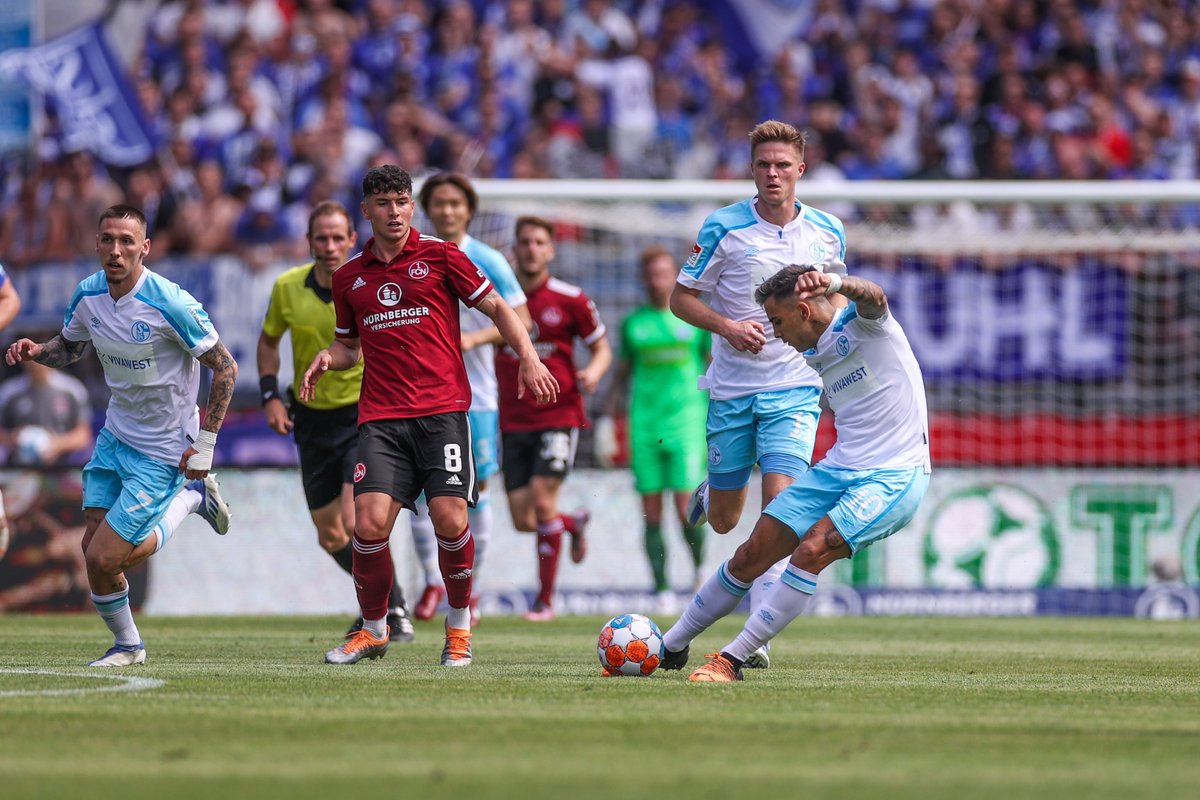 s04's tweet photo. Habt ihr gesehen, oder @sportschau? 🤯
#TorDesMonats ⚽️

⏱️ 21' | #FCNS04 0:1 | #S04 https://t.co/PulF50VUEs