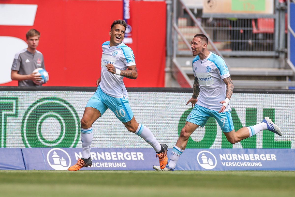 s04's tweet photo. Habt ihr gesehen, oder @sportschau? 🤯
#TorDesMonats ⚽️

⏱️ 21' | #FCNS04 0:1 | #S04 https://t.co/PulF50VUEs