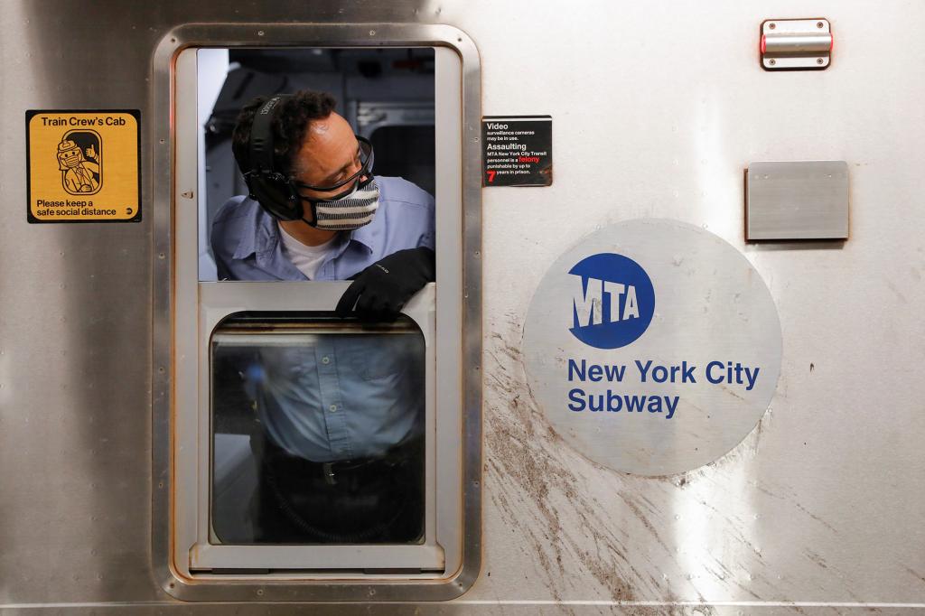 Straphanger strikes MTA train operator with glass bottle, cops say trib.al/3c1ArLV
