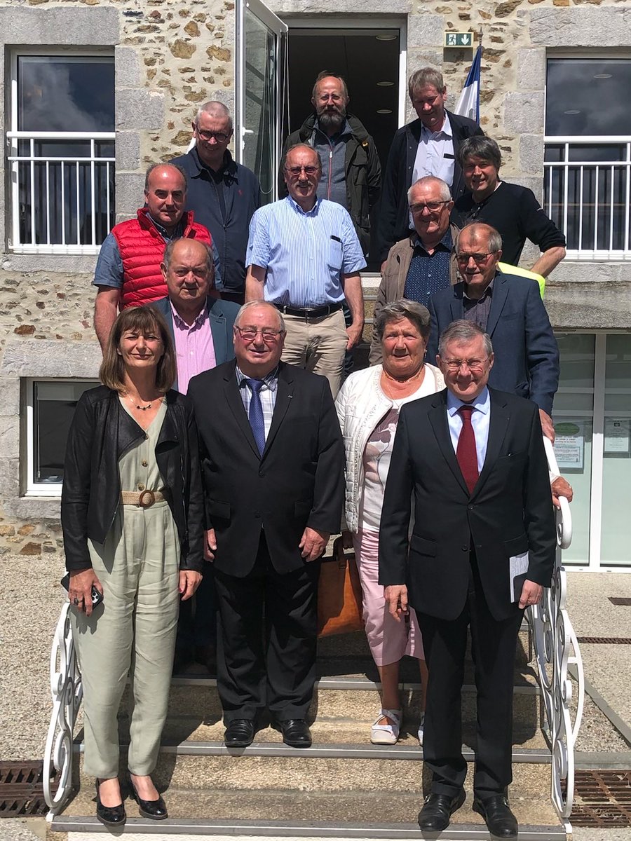 BasPhilippe's tweet photo. Rencontre avec les maires de l’ancien canton de Saint-Malo-de-la-Lande, avec #BéatriceGosselin. Au menu: internet, la santé, l’agriculture l’urbanisme. Le monde rural et les communes littorales combattent les excès de rigidité dans l’application du « 0 artificialisation nette ». https://t.co/Ox75T6nfrB