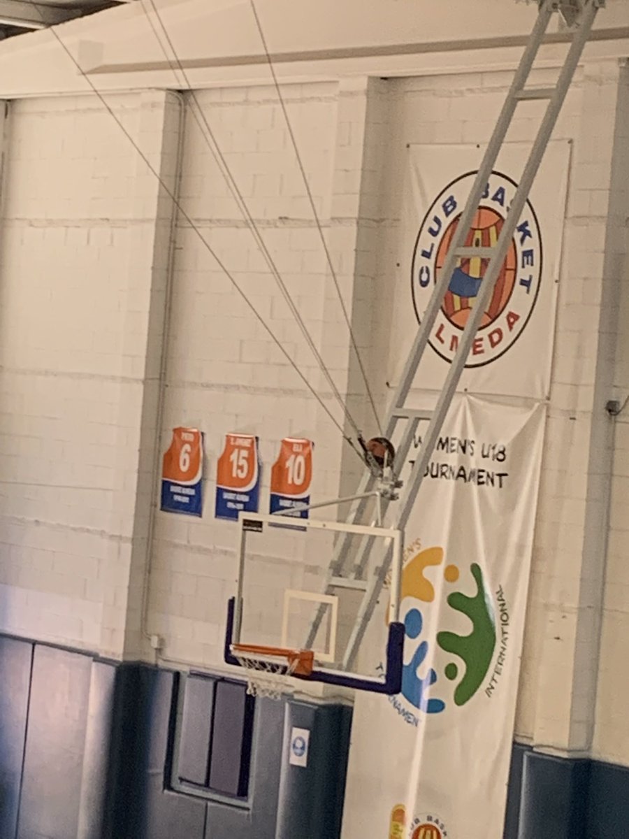 carlosblanco's tweet photo. Muy mala educación de los padres y madres del Cadete B @BasketAlmeda chillando cuando hay tiros libres del equipo contrario o riéndose tras golpes o lesiones de las contrarias. https://t.co/MO8qaKz5nk