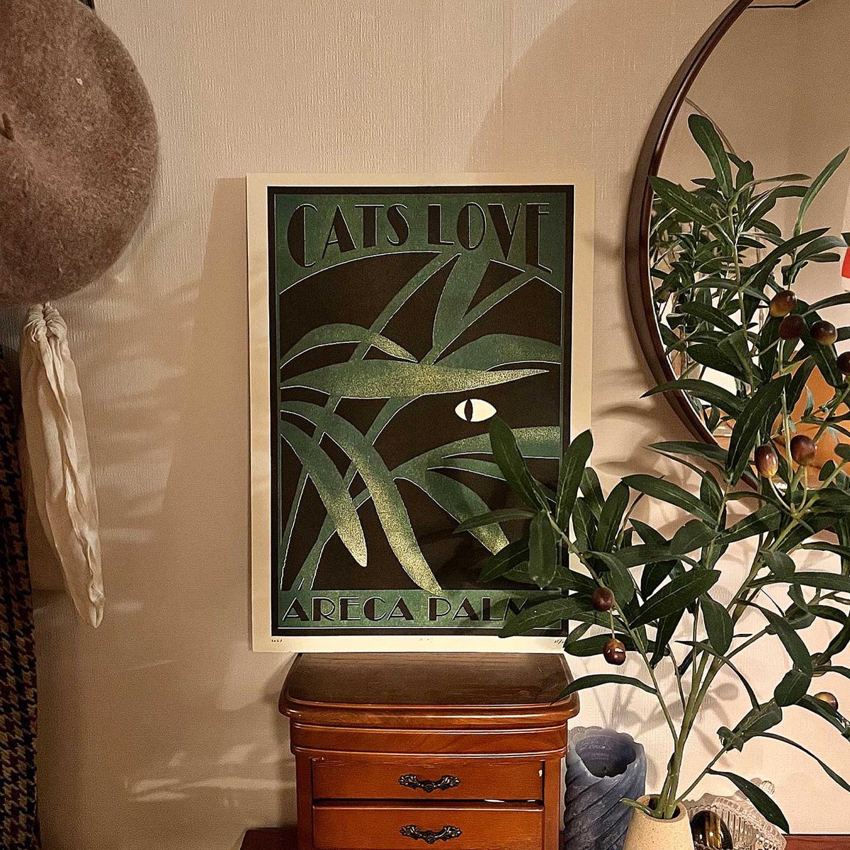 storage_huam's tweet photo. 문제이 작가의 <CATS LOVE ARECA PALMS> 포스터 입고 되었습니다. 전시로 놓아둔 포스터를 보시고 구매 문의가 많았던 터라 작가님께 부탁드려 책방에서 판매할 수 있게 되었습니다.

리소그래피로 프린트한 A3 포스터로 리미티드 에디션으로 제작되었습니다. https://t.co/sdD6P5inLj