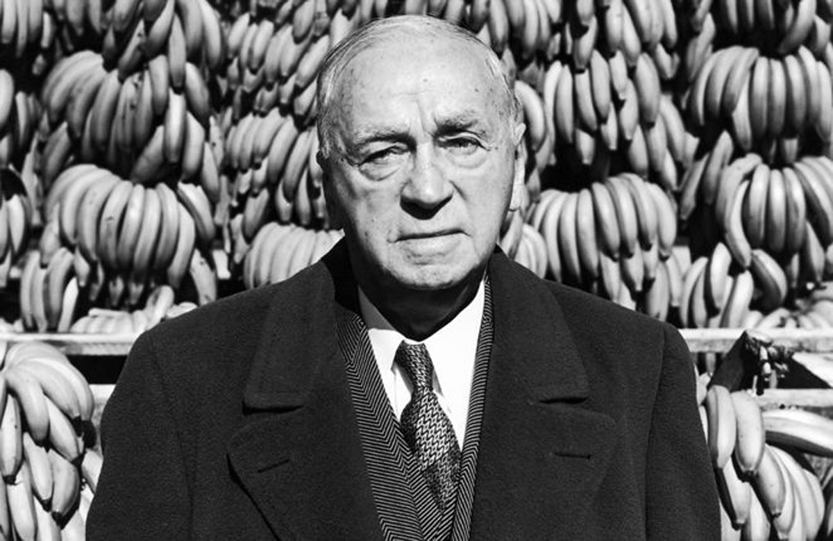 ColinKeeley's tweet photo. Want to hear the craziest startup story?

A penniless 14-year-old landed in the US and started selling rotting fruit.

He turned that into an empire that toppled governments.

This is the story of Sam Zemurray, "The Banana Man". 

Buckle up 👇 https://t.co/VklqPiv52S