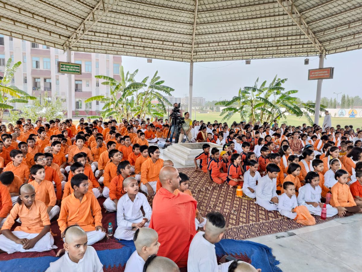 आज हरिद्वार के पतंजलि योगपीठ के संयास्श्रम में बच्चों से शास्त्र श्लोक और गीता पर चर्चा की तथा योगपीठ के बच्चों को स्नेहपूर्ण आशीर्वाद दिया।