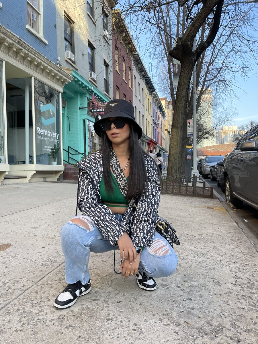Karen_Spaul's tweet photo. @sneakerheadsoff #SneakerHeadsOutfit  ( Cruella D Ville#8114 ) my favorites sneakers ever 🤍 hope you guys like it https://t.co/kMbFaTMPCQ