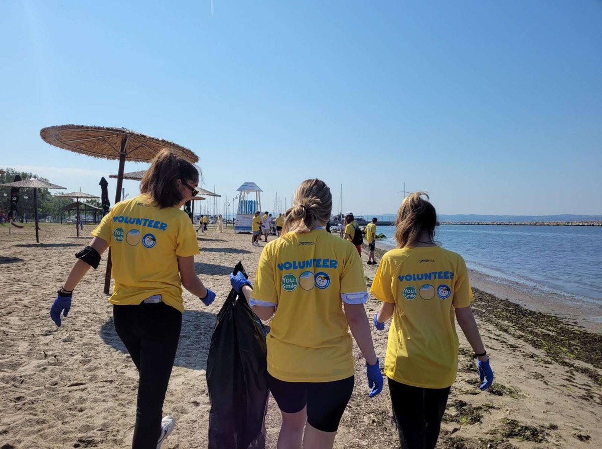 hamogelo's tweet photo. CLEAN UP THE MED: Σήμερα οι YouSmilers, οι μαθητές-εθελοντές μας, βρίσκονται από νωρίς σε παραθαλάσσια σημεία της χώρας και θα καθαριζουν παραλίες από τα σκουπίδια! Για το περιβάλλον και για τα δικαιώματα των παιδιών.
@Legambiente 
#cleanupthemed #volunteering https://t.co/m15vZWZBIJ