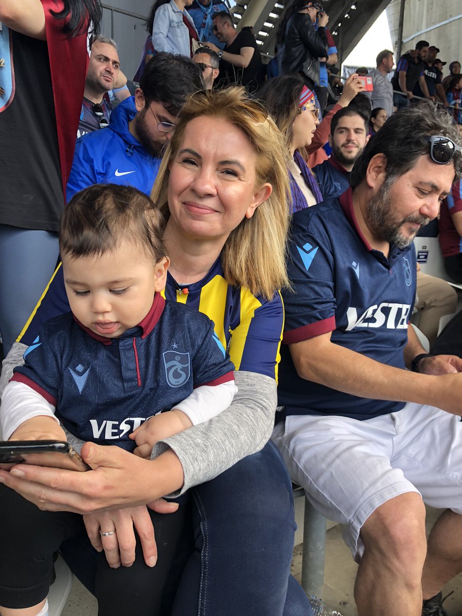 Trabzonspor - Altay maçında bu hanımefendi Fenerbahçe forması ile maçı takip ediyor. Bir tane sözlü taciz, saldırı veya laf atan olmadı. ❗️

📸 Aksine fotoğraf bile çekilen oldu. Tüm taraftarlara örnek olması dileğiyle..🙂

#Trabzonspor
