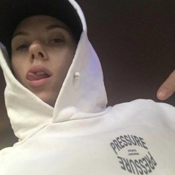 sjcharacters's tweet photo. no thoughts, just f-boy scarlett https://t.co/X2ivdl4wED