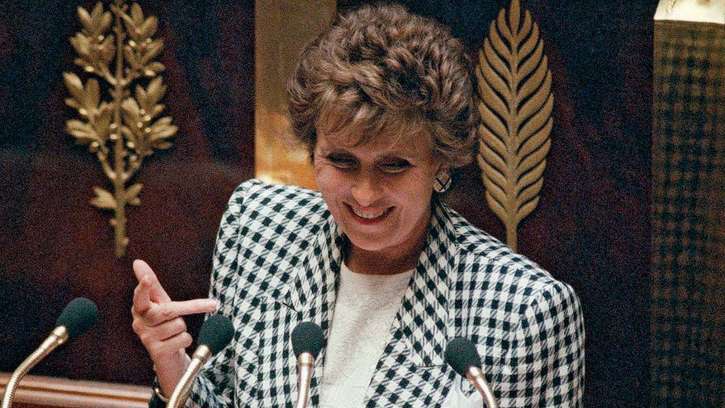 ClitchyC's tweet photo. 15 May, 1991 - Edith Cresson Appointed French Premier

On this day, Edith Cresson of the Socialist Party became the first female premier of France, but she lost the office less than a year later because of rising unemployment and declining support from within her party.
@Clitchy https://t.co/LmxNckzdUk