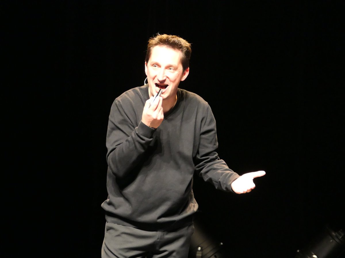 seb_proust's tweet photo. .@SelligOfficiel est adepte de l’humour familial. Il puise son inspiration dans le quotidien, riche en détails. Il a enthousiasmé un public toujours + fidèle. 😀
Sa terrible sœur, son « beauf » Bernard étaient de la soirée. A lire dans @lemainelibre 👏
#Sellig https://t.co/lq1172bxKq