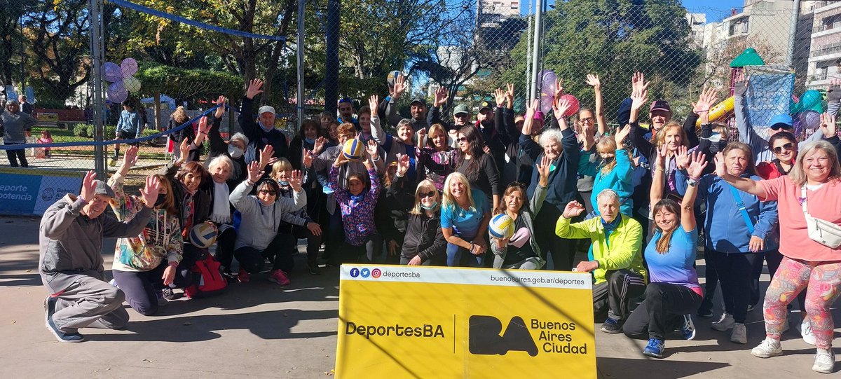DeportesBA's tweet photo. Actividad física, baile y mucha buena onda en la plaza #AristóbuloDelValle donde se esta viviendo a pleno un nuevo #BACamina. https://t.co/s8jzDVAInl