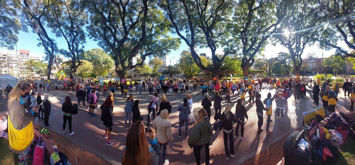 DeportesBA's tweet photo. Actividad física, baile y mucha buena onda en la plaza #AristóbuloDelValle donde se esta viviendo a pleno un nuevo #BACamina. https://t.co/s8jzDVAInl