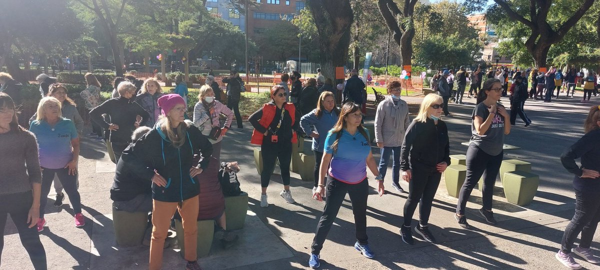 DeportesBA's tweet photo. Actividad física, baile y mucha buena onda en la plaza #AristóbuloDelValle donde se esta viviendo a pleno un nuevo #BACamina. https://t.co/s8jzDVAInl