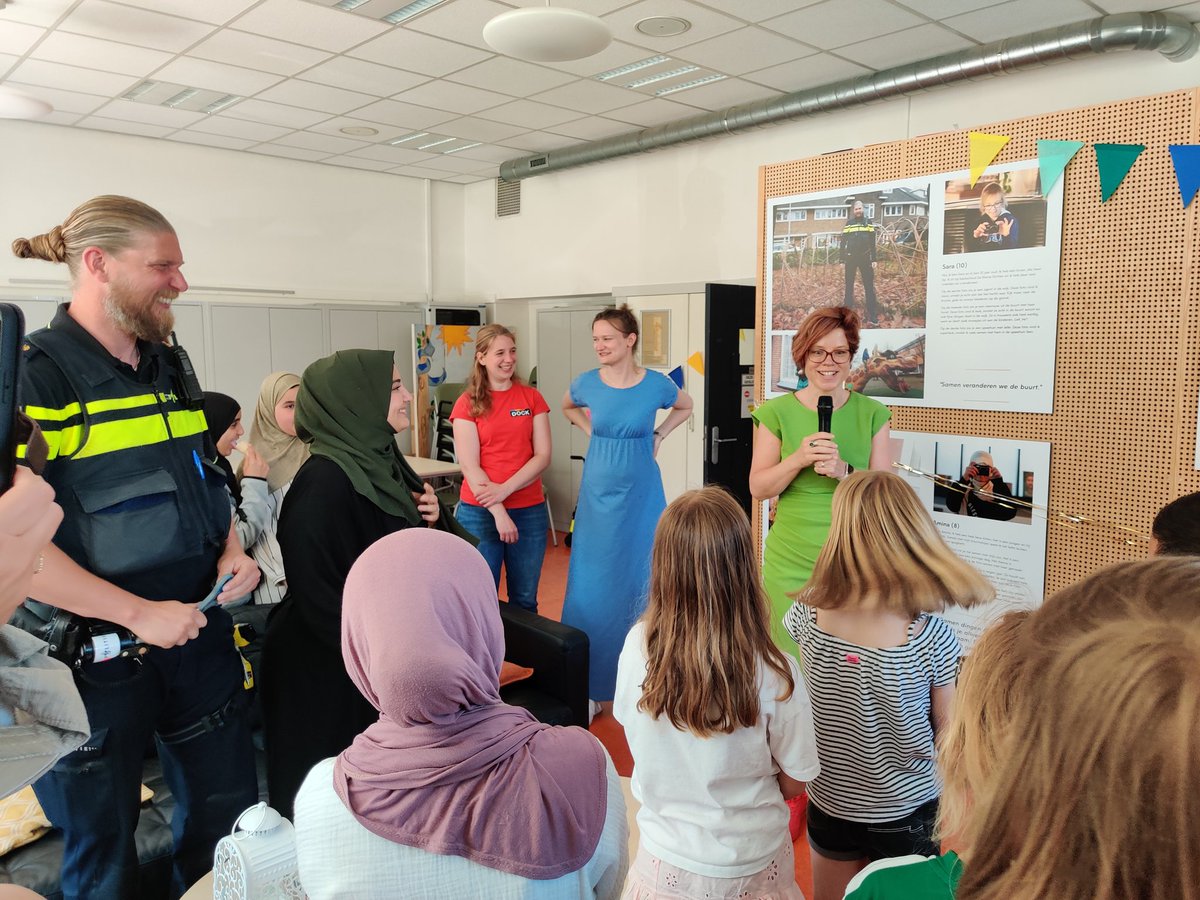 De wijk door ogen van de kinderen. Kijk! Fotoproject door kinderen uit Dichterswijk. Feestelijke opening door wijkwethouder Linda Voortman.