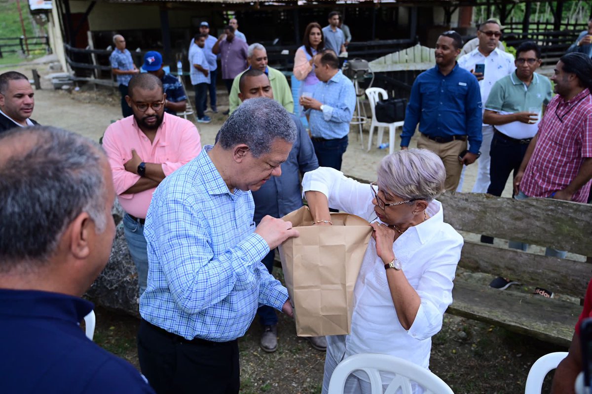 LeonelFernandez's tweet photo. Desde ayer nos encontramos en la Novia del Atlántico, la magnífica y turística provincia #PuertoPlata, escuchando las preocupaciones e inquietudes de los productores agropecuarios, comerciantes empresarios; y visitando a la dirigencia local de #FuerzaDelPueblo. 

#FPSeFortalece https://t.co/U1cppUHduS