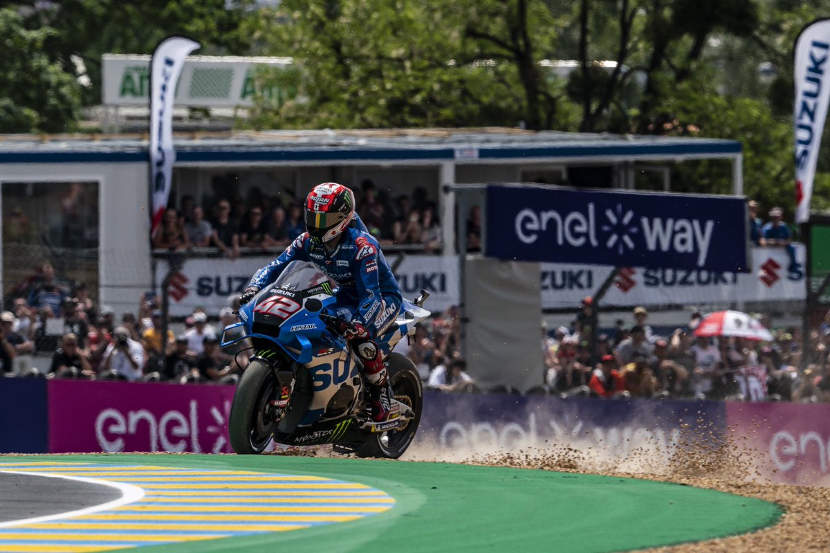 Rins42's tweet photo. It’s a shame because our weekend was very competitive but at least we didn’t get hurt or hurt anybody. We have shown our response to the situation as a team, which makes me proud and thankful 💙 We don’t give up, see you in Mugello ✊🏻

#FrenchGP #MotoGP #42ins #Suzuki https://t.co/yPBWJ9E34q