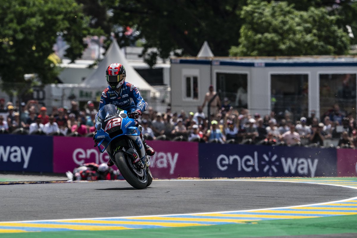 Rins42's tweet photo. It’s a shame because our weekend was very competitive but at least we didn’t get hurt or hurt anybody. We have shown our response to the situation as a team, which makes me proud and thankful 💙 We don’t give up, see you in Mugello ✊🏻

#FrenchGP #MotoGP #42ins #Suzuki https://t.co/yPBWJ9E34q