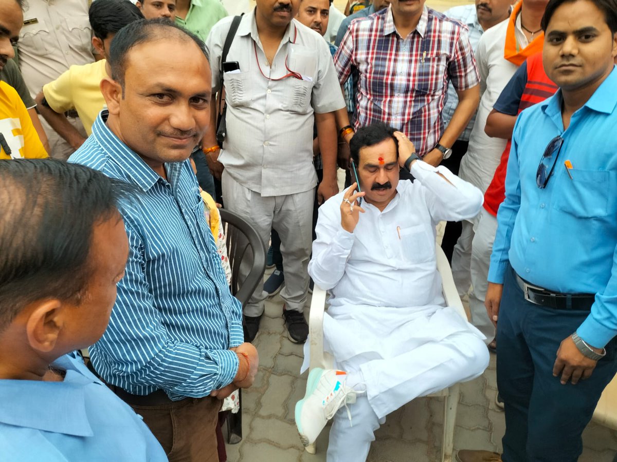 *गृह मंत्री मप्र शासन माननीय नरोत्तम मिश्रा जी एवं पूर्व महिला बाल विकास मंत्री व निगम अध्यक्ष श्रीमती इमरती देवी क़ो 100% वेतन, परवीक्षा अवधि कम करना, जैसे 11 मुद्दो पर ज्ञापन दिया गया* <a href="/Anurag_Fire/">anurag malviya</a> @GarimaLokniti @brajeshabpnews <a href="/ReporterRavish/">Ravish Pal Singh</a> <a href="/Zeepramod/">Pramod Sharma</a> <a href="/RichaSharmaa18/">Richa Sharma (India Today)</a>