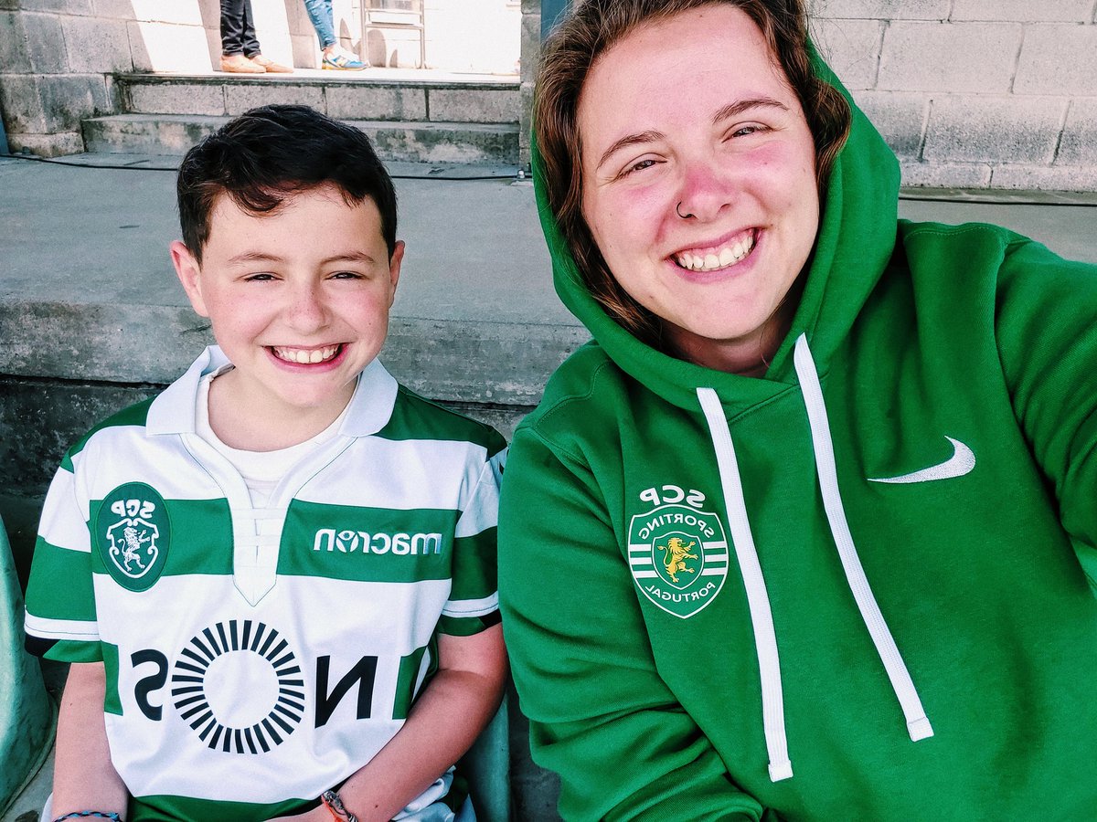 leonorcrpc's tweet photo. Levei o meu puto a Alcochete pela 1ª vez. Acordou mais cedo do q devia. Foi o 2⁰ jogo de futebol feminino que ele foi ver, o 1⁰ oficial. Vestiu a camisola só para ir ver as jogadoras do Sporting, não foi por mim. Saiu de lá apaixonado por elas, principalmente pela Chandra 💚🤍 https://t.co/UjhjrrMxlR