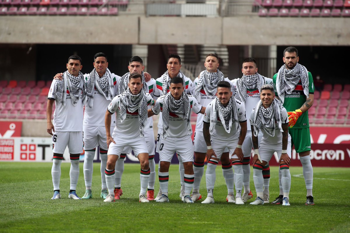 OnlinePalEng's tweet photo. Footballers of Chile's Club Deportivo Palestino wearing the traditional Palestinian keffiyeh at today's match in La Serena, Chile. https://t.co/9ujzp5YTkR