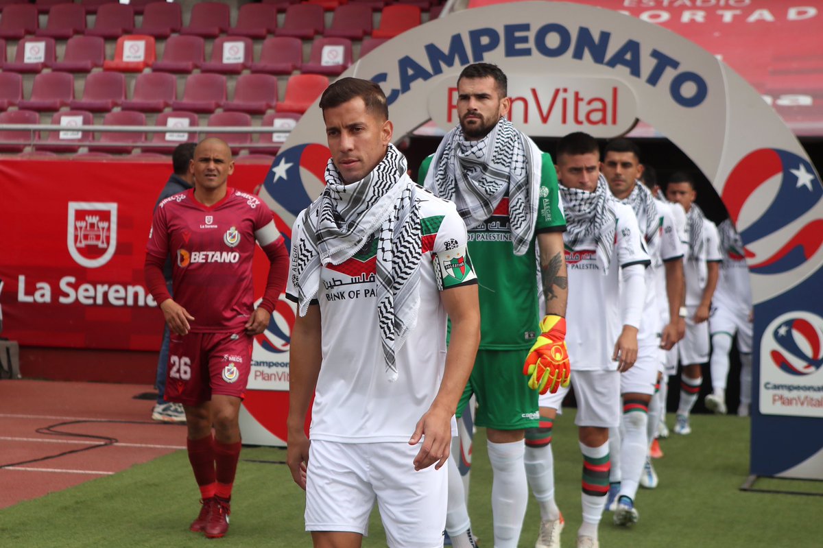 OnlinePalEng's tweet photo. Footballers of Chile's Club Deportivo Palestino wearing the traditional Palestinian keffiyeh at today's match in La Serena, Chile. https://t.co/9ujzp5YTkR